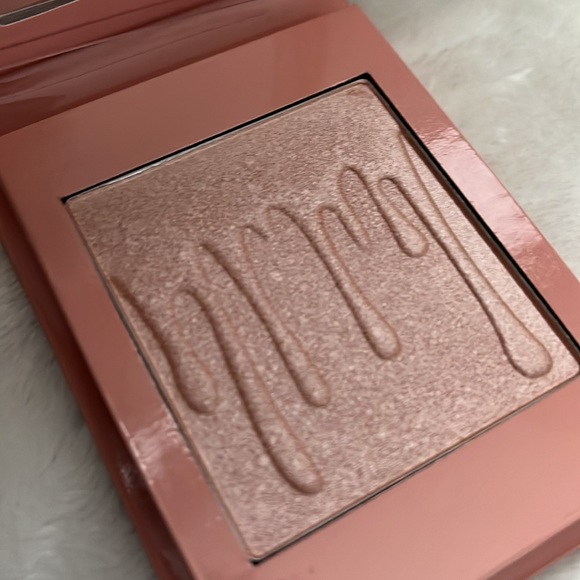 BNIB 💯% Authentic Kylie by Kylie Jenner Pressed Illuminating Powder - Picture 7 of 8